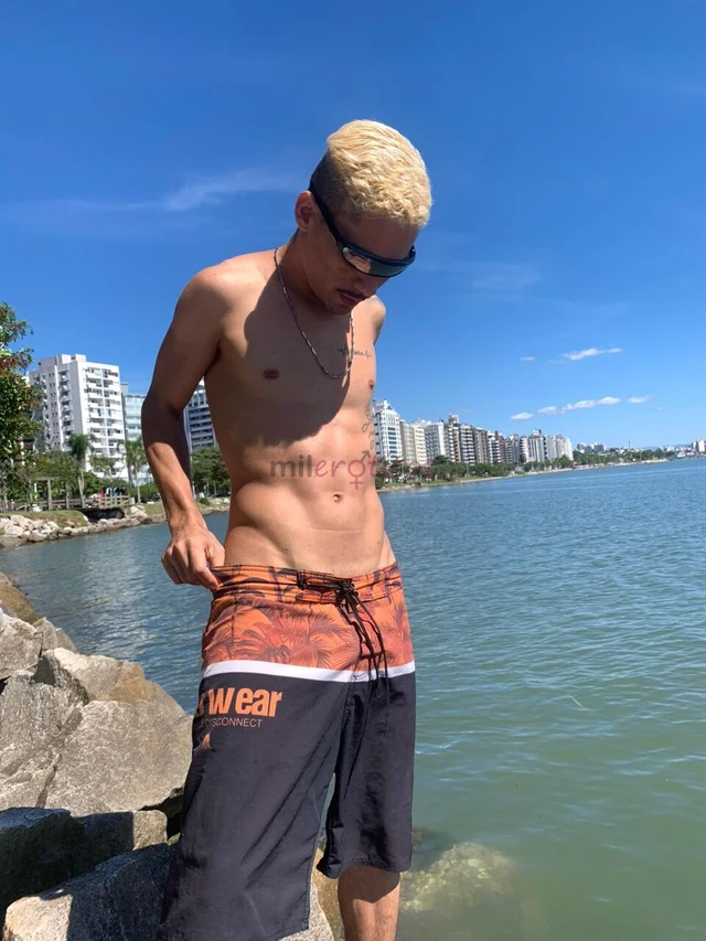 Loirinho magrinho barriga tanqhinho tatuado bigodinho marrento hehecurto dominar bem gostoso tudo na calma beijando seu corpo de cima pra baixo faland...