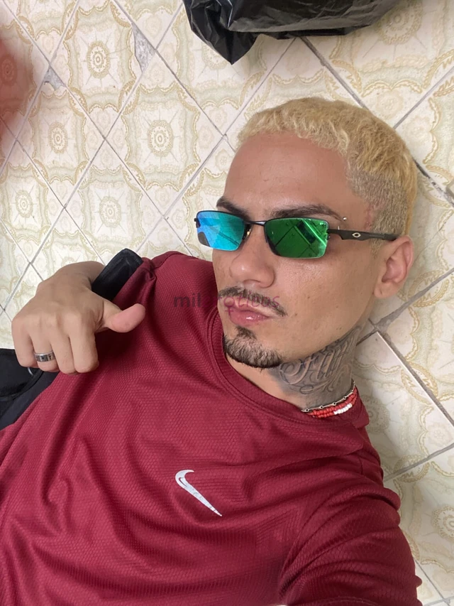 Loirinho magrinho barriga tanqhinho tatuado bigodinho marrento hehecurto dominar bem gostoso tudo na calma beijando seu corpo de cima pra baixo faland...