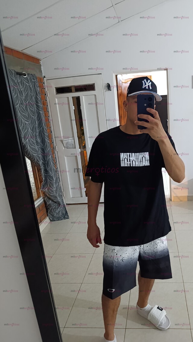 FOTOS DE HOLA!! SOY CRIS CHICO LUXURY CON BUENA POLLA 22CM