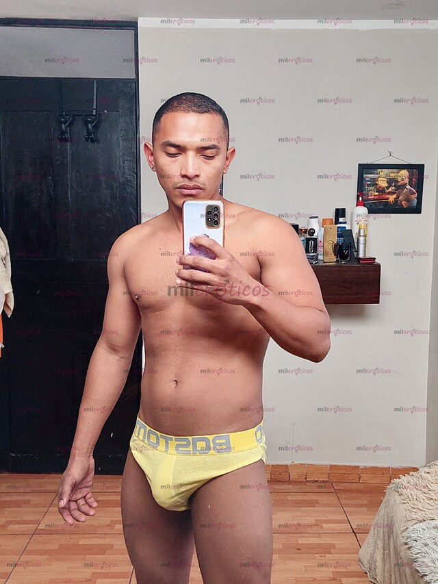 FOTOS DE MORENO, TRANQUILO, RELAJADO, PARCHADO, COMPLACIENTE, HOT, CALIENTE