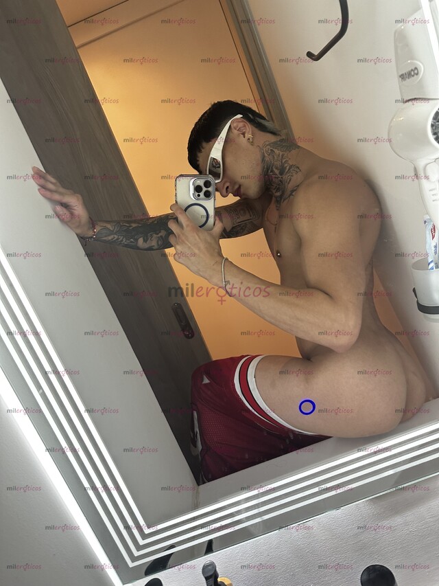 FOTOS DE HEY , JOVEN TATUADO ATLÉTICO LISTO PARA COMPLACERLO