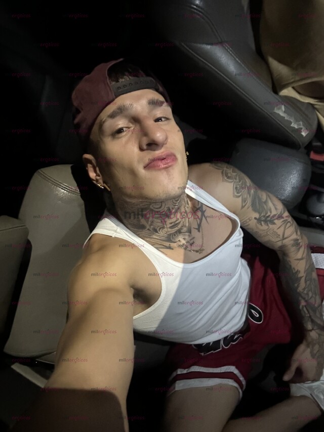 FOTOS DE HEY , JOVEN TATUADO ATLÉTICO LISTO PARA COMPLACERLO