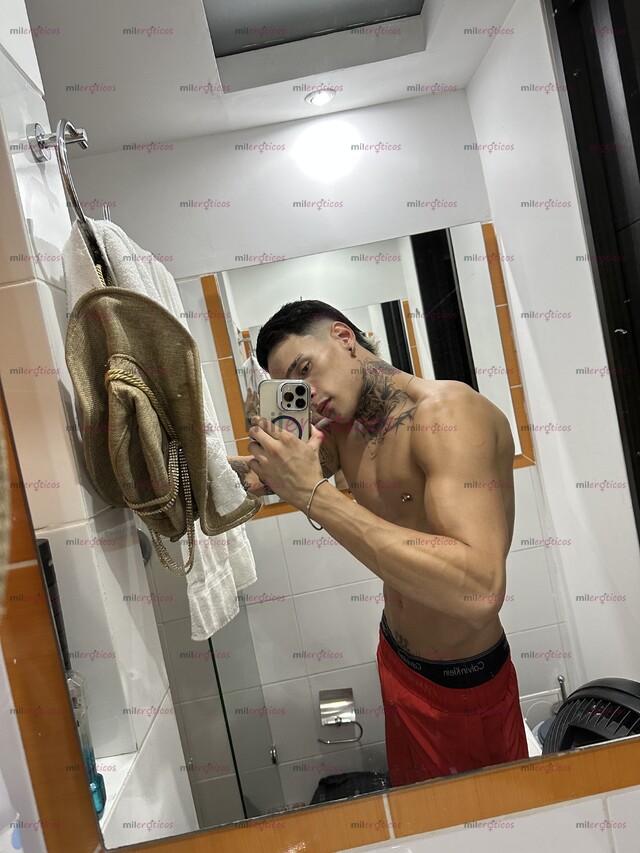 FOTOS DE HEY , JOVEN TATUADO ATLÉTICO LISTO PARA COMPLACERLO