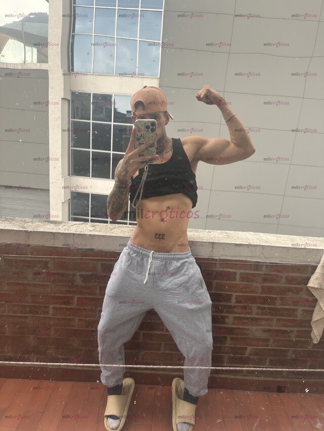 FOTOS DE HEY , JOVEN TATUADO ATLÉTICO LISTO PARA COMPLACERLO