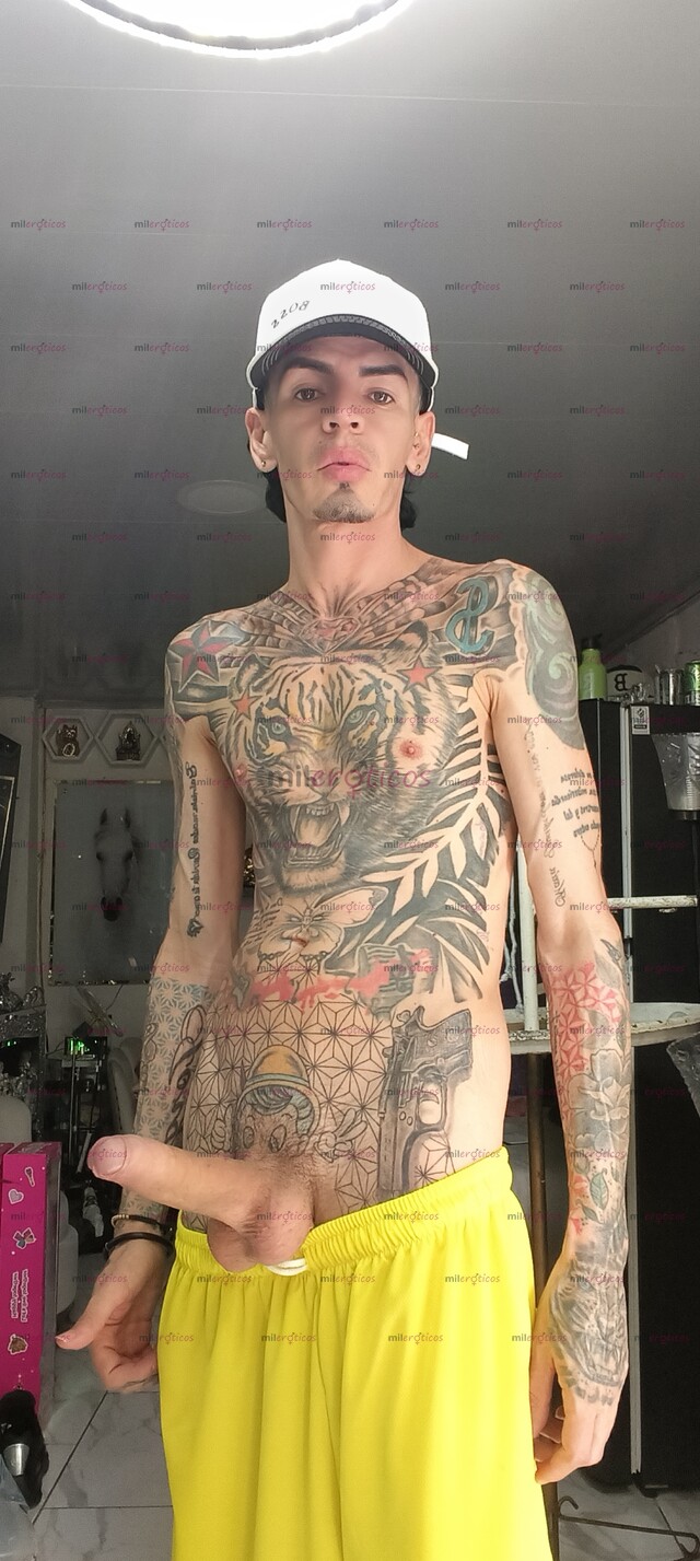 FOTOS DE FLACO VERGON ACTIVO TATUADO BLANCO ARRECHO