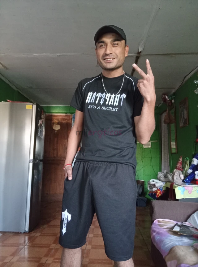 Hola soy gay super piola y discreto que le gusta hacer sexo oral a hombres heteros hasta tragar el semen el que quiera experimentar con un gay piola q...