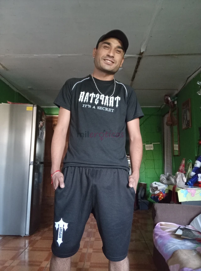 Hola soy gay super piola y discreto que le gusta hacer sexo oral a hombres heteros hasta tragar el semen el que quiera experimentar con un gay piola q...