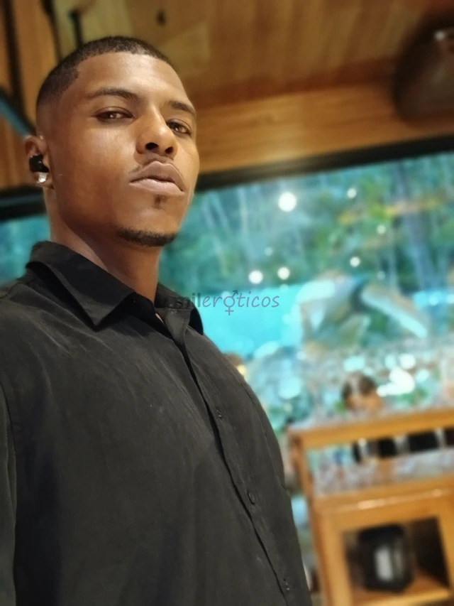 Socaforte forte aqui pra satisfazer vcs bjs sou negro e corto definido educado e sou engracado fasso musicas sou mc do meu bairro gosto de academia e...