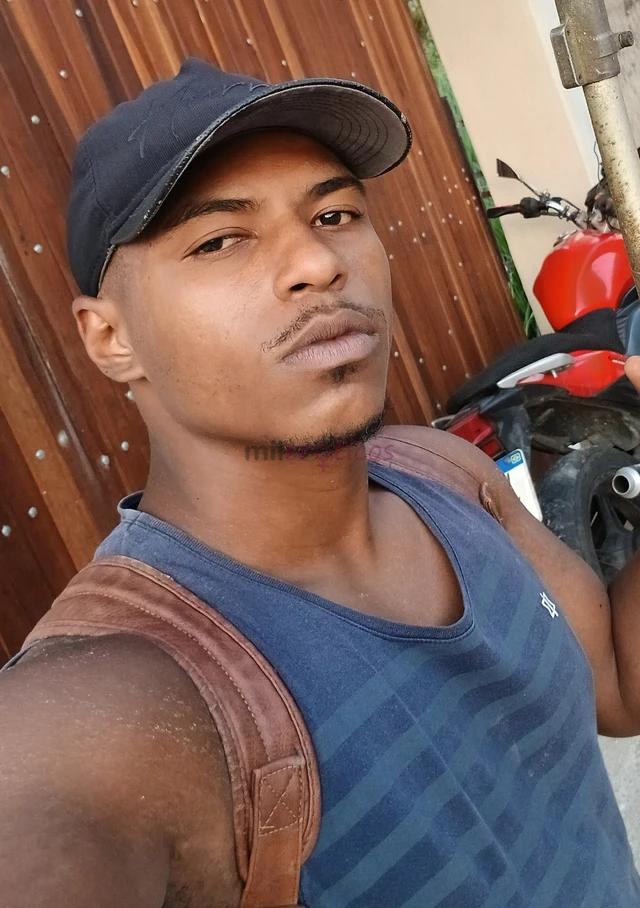 Socaforte forte aqui pra satisfazer vcs bjs sou negro e corto definido educado e sou engracado fasso musicas sou mc do meu bairro gosto de academia e...