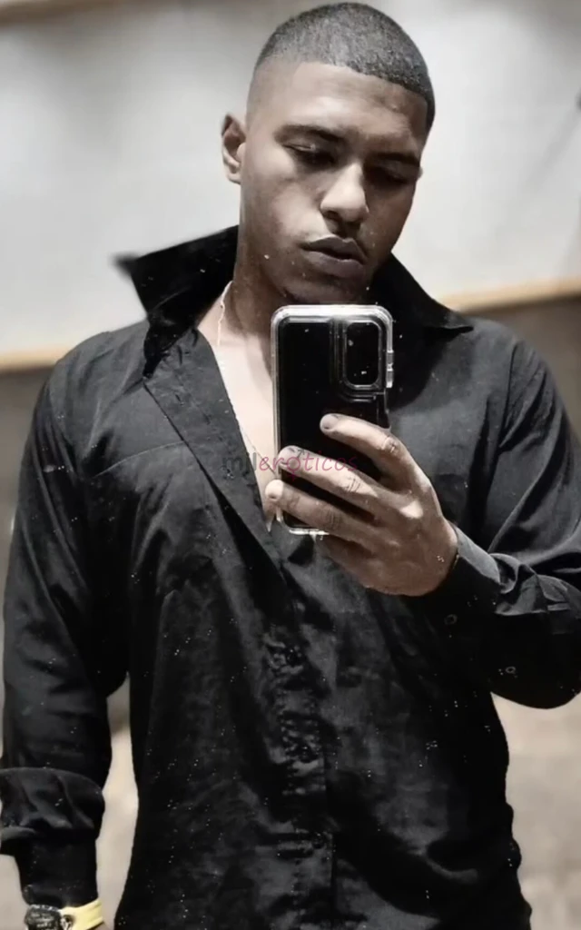 Socaforte forte aqui pra satisfazer vcs bjs sou negro e corto definido educado e sou engracado fasso musicas sou mc do meu bairro gosto de academia e...