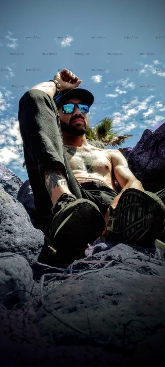 FOTOS DE HOLA, QUÉ TAL SOY ADRIÁN HOMBRE VERDUGO, CON GANAS DE COMPLACERTE