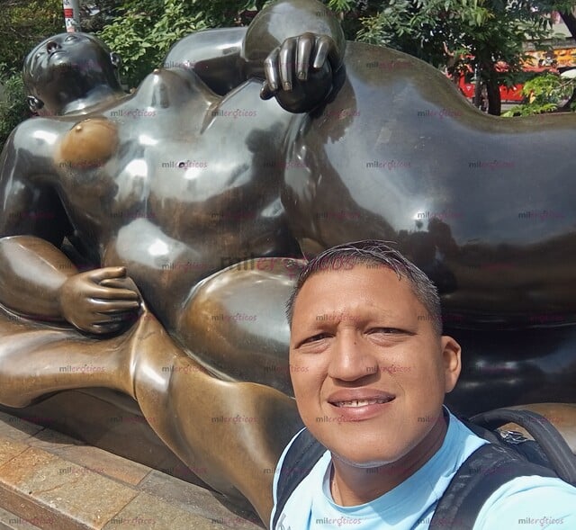 FOTOS DE DIVERTIDO APASIONADO Y BIEN DOTADO DISPONIBLE PARA CUMPLIR TUS FANTASIAS