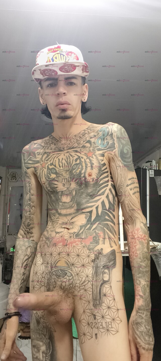 FOTOS DE FLACO ACTIVO BLANCO VERGON TATUADO CON SITIO