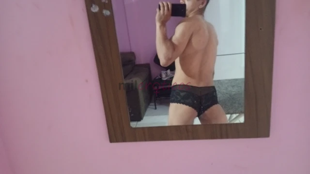 Sou passivo adoro usar calcinha ser mulherzinha de macho vendo video de sexo bem baratinho atendi chamada de video e residencia amo sentar mamar adoro...
