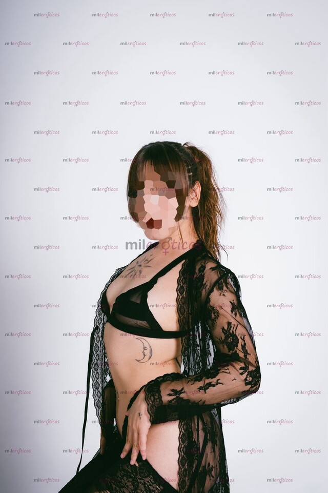 FOTOS DE HOLA SOY UNA CHICA MUY CHICHONA CALIENTE Y CON GANAS DE QUE ME COJAN.