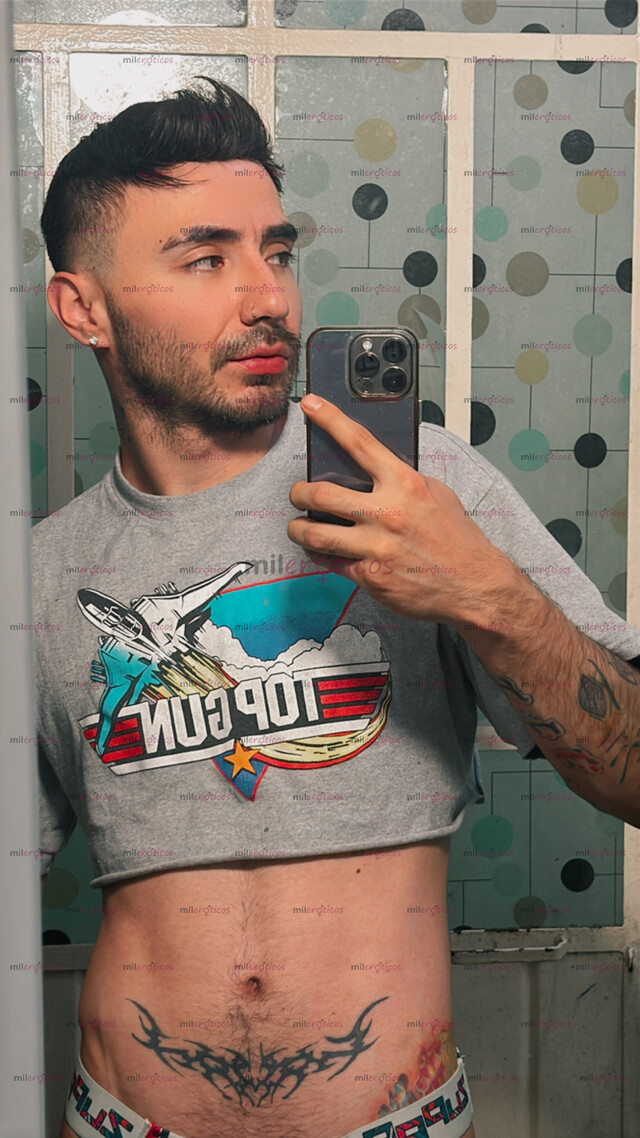 FOTOS DE JOSH INTER, DELGADO DEFINIDO TATUADO COMPLACIENTE