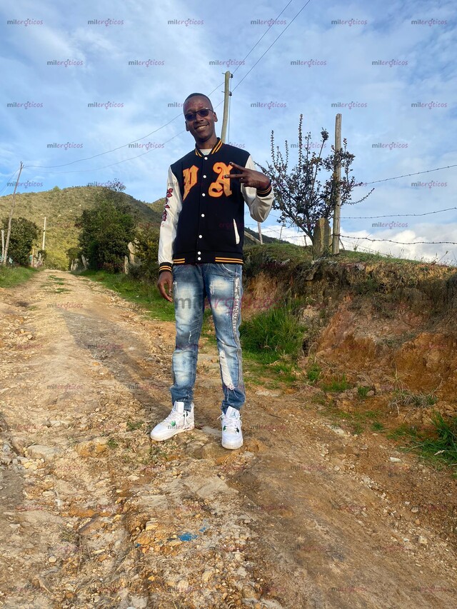 FOTOS DE NEGRO PASIVO, SUMISO, COMPLACIENTE Y VARONIL