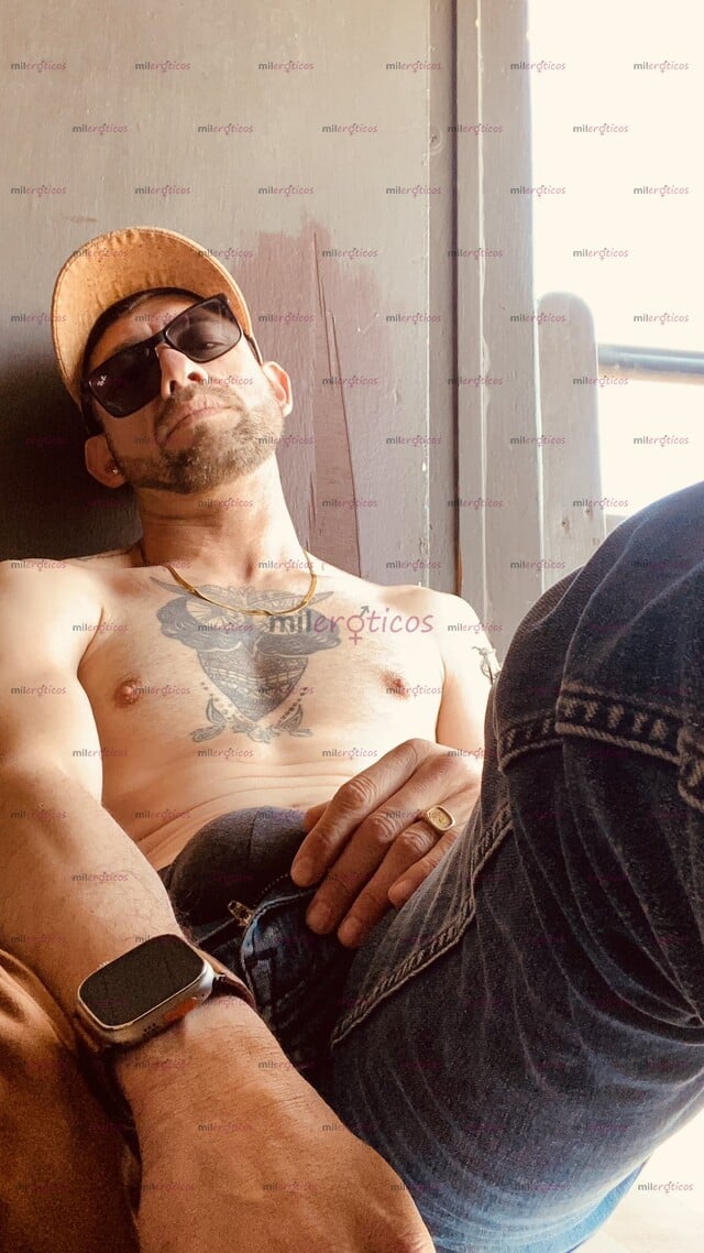 FOTOS DE HOLA, QUÉ TAL SOY ADRIÁN HOMBRE VERDUGO, CON GANAS DE COMPLACERTE