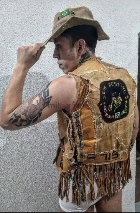 Ola sou o biel tenho 26 anos 1 75 m 78 kg corpo magro atletico tatuado pele macia e totalmente liso dotado com 21 cm perfil de macho discreto ideal pa...