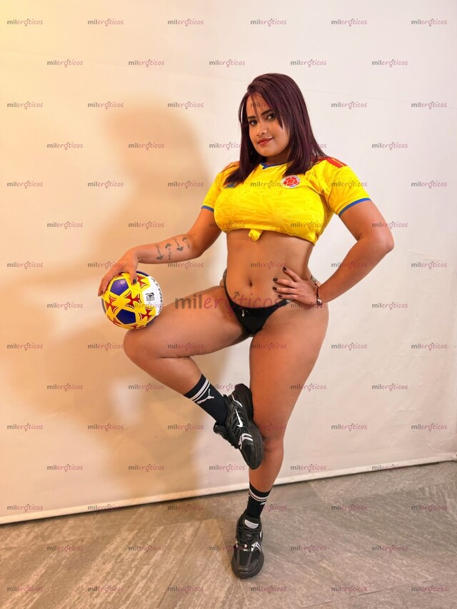 FOTOS DE ¿JUGAMOS FIFA,PAPASITO? EXUBERANTE TETONA QUE LLEGÓ PARA DARTE EUPHORIA