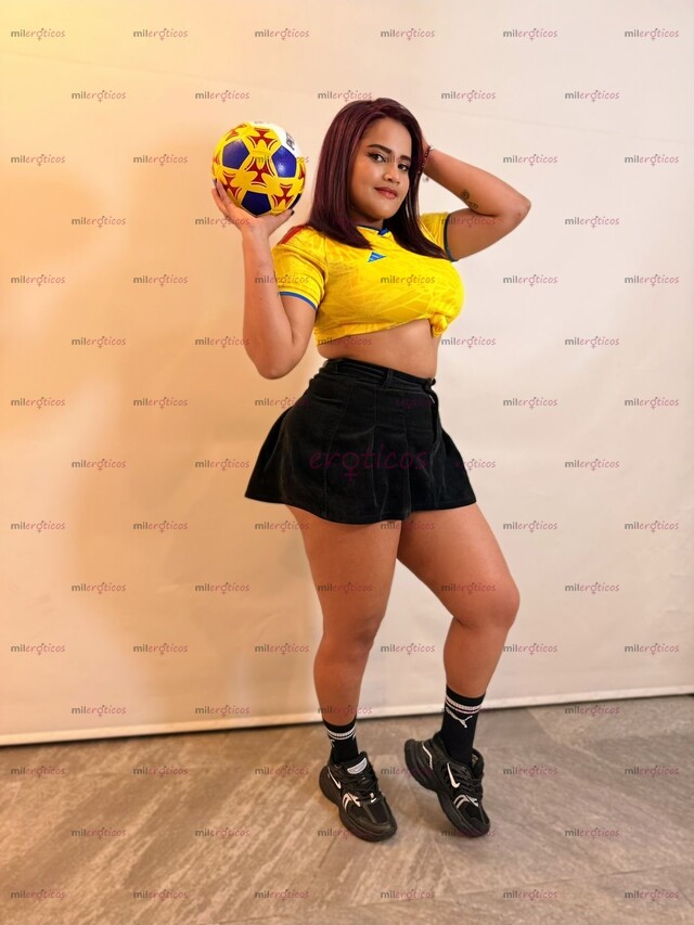 FOTOS DE ¿JUGAMOS FIFA,PAPASITO? EXUBERANTE TETONA QUE LLEGÓ PARA DARTE EUPHORIA