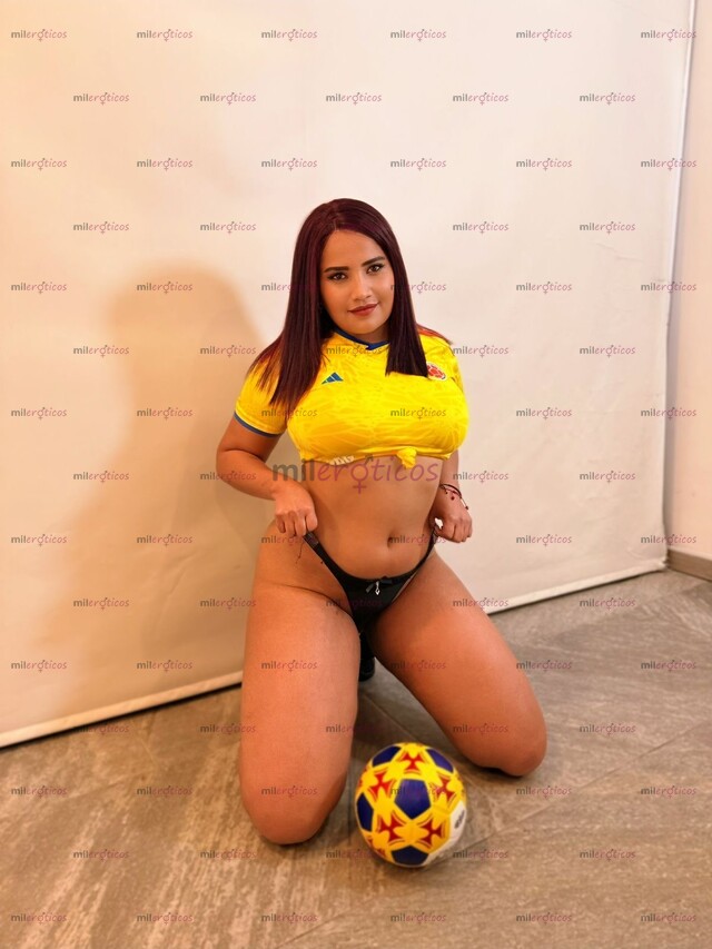 FOTOS DE ¿JUGAMOS FIFA,PAPASITO? EXUBERANTE TETONA QUE LLEGÓ PARA DARTE EUPHORIA