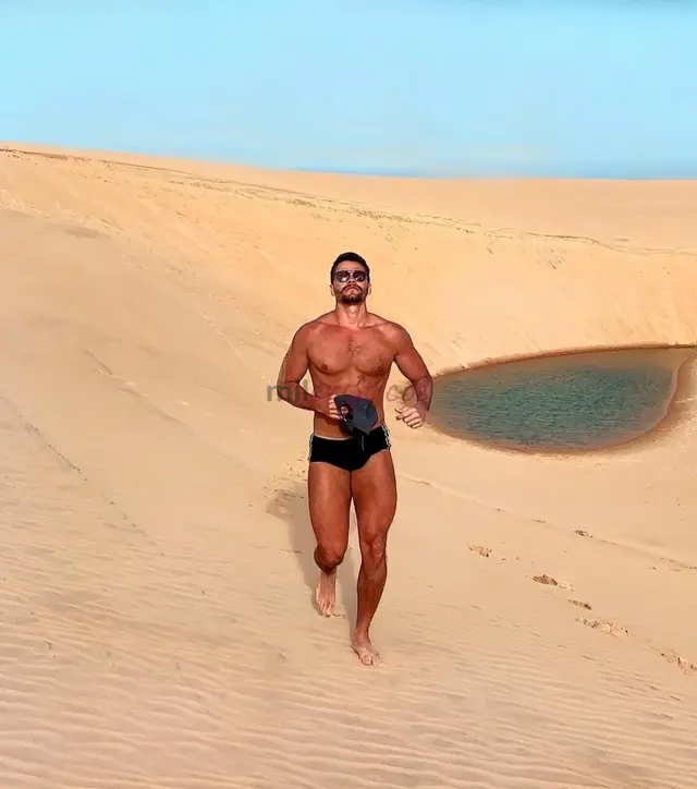 Alem da aparencia transmite maturidade seguranca e boa presenca sabe se portar em diferentes ambientes mantendo sempre discricao respeito e charme a c...