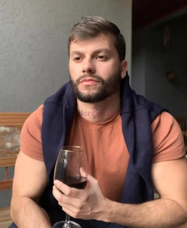 Alem da aparencia transmite maturidade seguranca e boa presenca sabe se portar em diferentes ambientes mantendo sempre discricao respeito e charme a c...