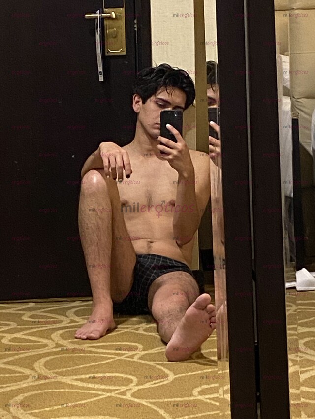 FOTOS DE EMILIO UNIVERSITARIO DE 22 AÑOS. ATRACTIVO, TWINK, CALIENTE Y DISCRETO.