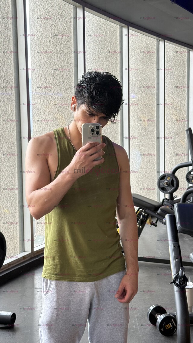 FOTOS DE EMILIO UNIVERSITARIO DE 22 AÑOS. ATRACTIVO, TWINK, CALIENTE Y DISCRETO.