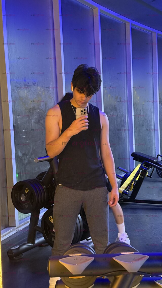 FOTOS DE EMILIO UNIVERSITARIO DE 22 AÑOS. ATRACTIVO, TWINK, CALIENTE Y DISCRETO.