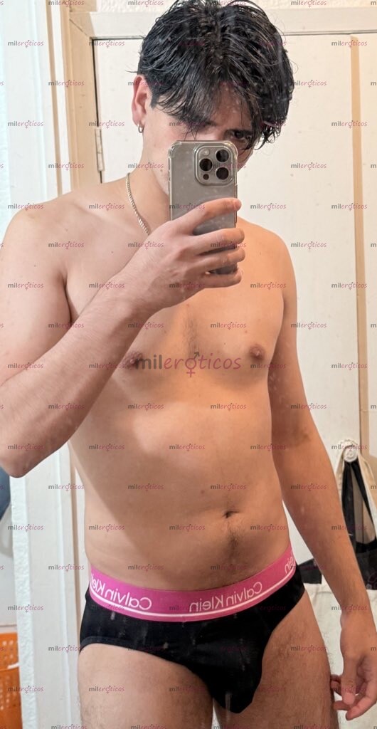 FOTOS DE EMILIO UNIVERSITARIO DE 22 AÑOS. ATRACTIVO, TWINK, CALIENTE Y DISCRETO.