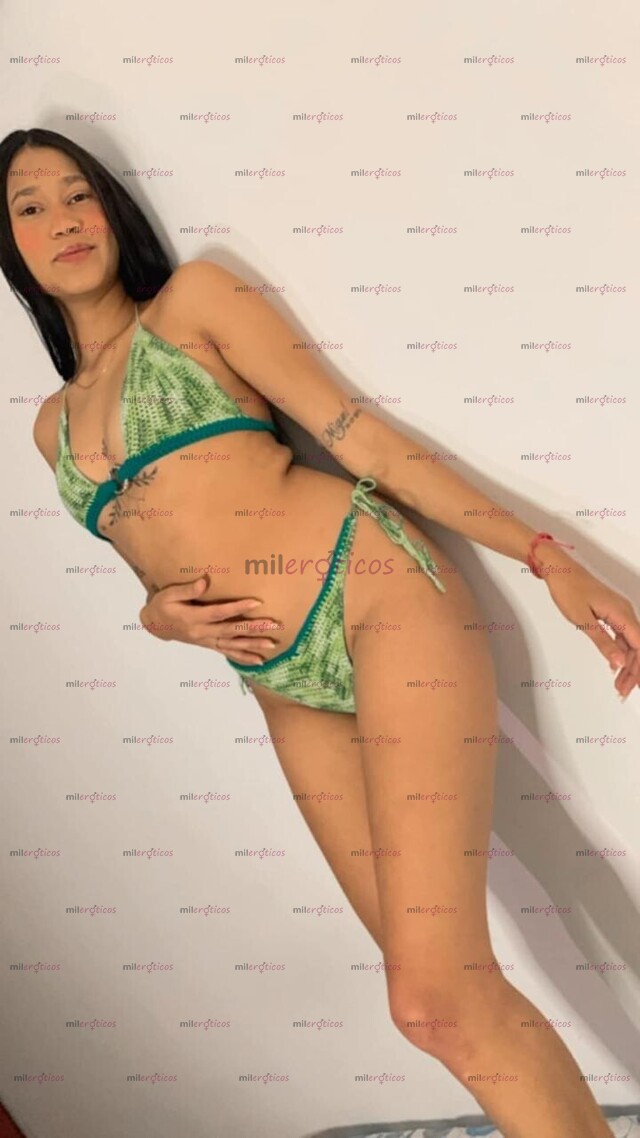 FOTOS DE HERMOSA FLAQUITA, CON CUERPO NATURAL, LINDA SONRISA Y CABELLO LARGO