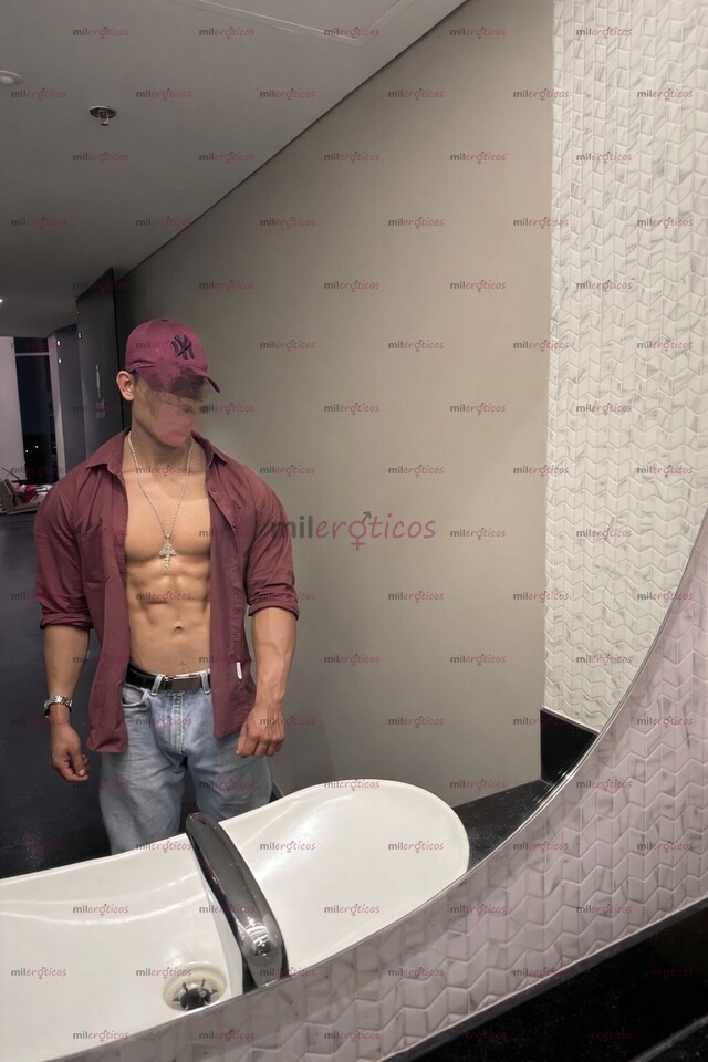 FOTOS DE JOVEN NEGRO ACTIVO UNIVERSITARIO DE 1.80 SABROSO PENE DE 21CM