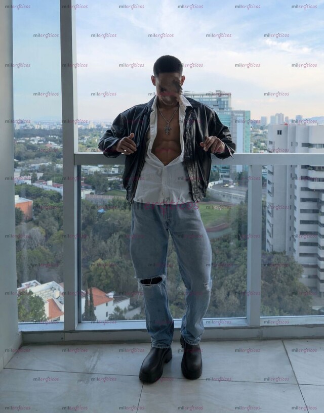 FOTOS DE JOVEN NEGRO ACTIVO UNIVERSITARIO DE 1.80 SABROSO PENE DE 21CM