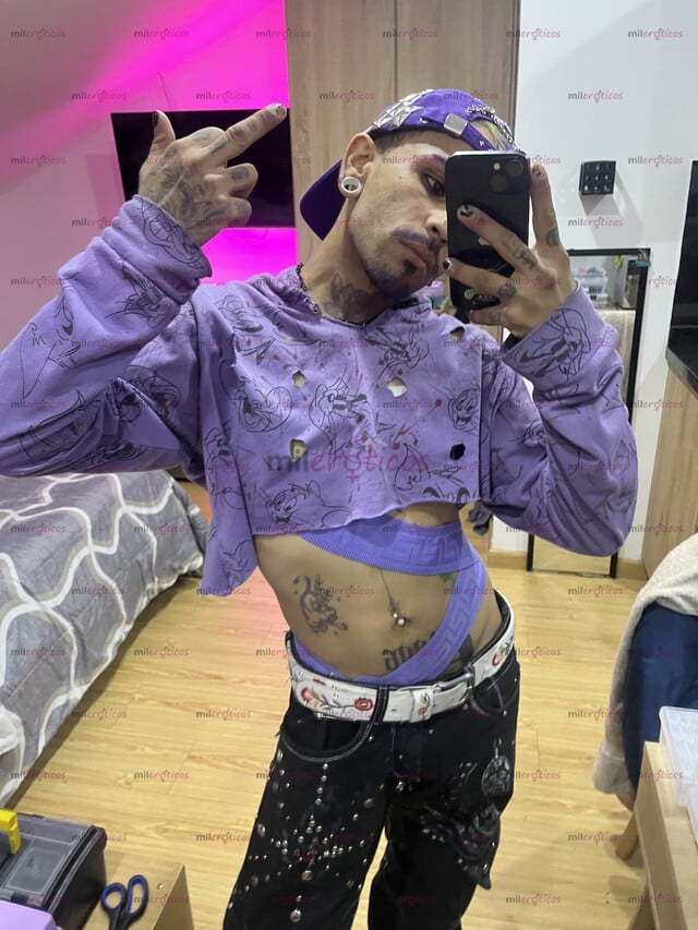 FOTOS DE FEMBOY TATUADO VERSÁTIL COMPLACIENTE LLENO DE FETICHES PARA COMPLACERTE