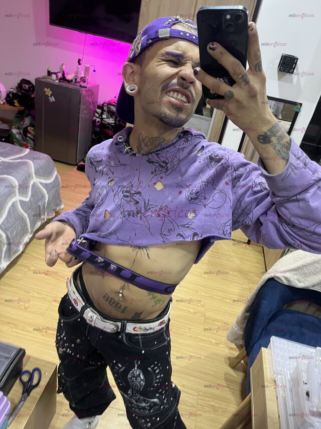 FOTOS DE FEMBOY TATUADO VERSÁTIL COMPLACIENTE LLENO DE FETICHES PARA COMPLACERTE