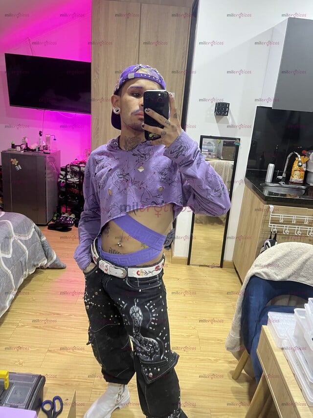 FOTOS DE FEMBOY TATUADO VERSÁTIL COMPLACIENTE LLENO DE FETICHES PARA COMPLACERTE