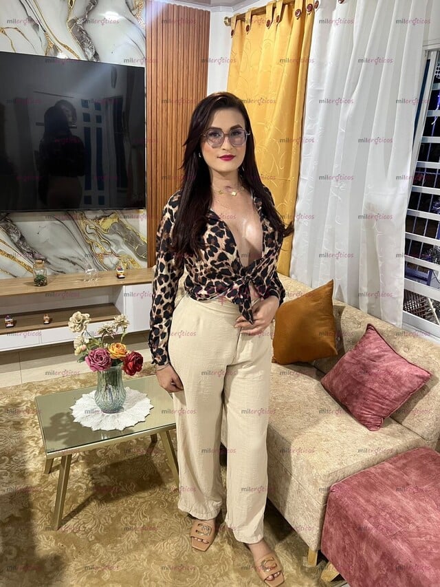 FOTOS DE EXÓTICA Y SEDUCTORA HERMOSA TRANS CON GRANDES ATRIBUTOS Y UNA ELEGANTE FORMA DE