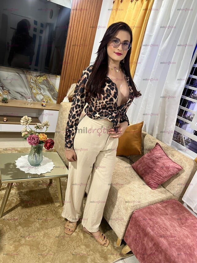 FOTOS DE EXÓTICA Y SEDUCTORA HERMOSA TRANS CON GRANDES ATRIBUTOS Y UNA ELEGANTE FORMA DE