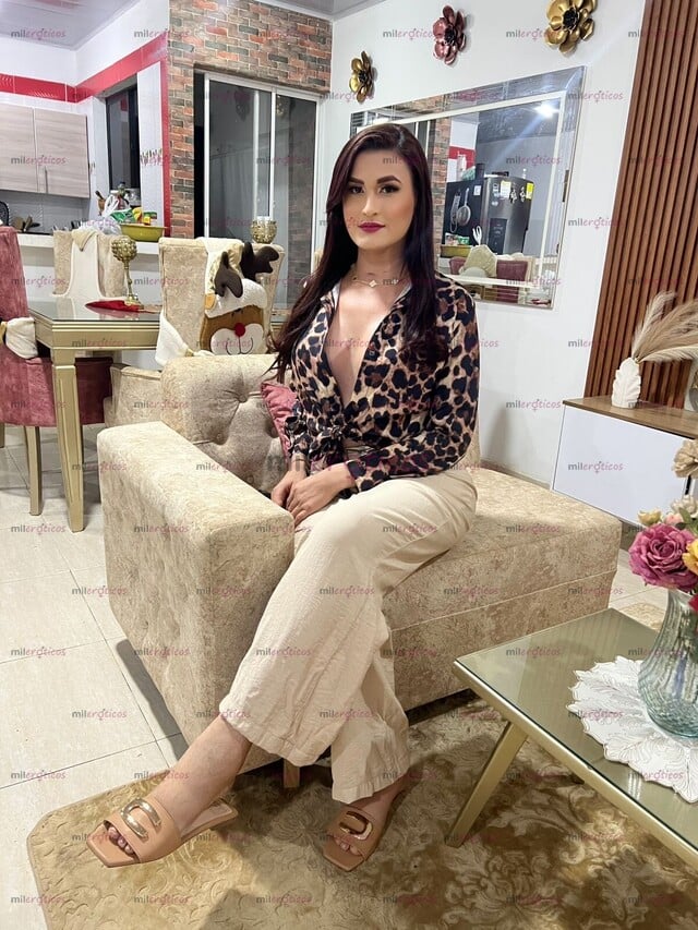 FOTOS DE EXÓTICA Y SEDUCTORA HERMOSA TRANS CON GRANDES ATRIBUTOS Y UNA ELEGANTE FORMA DE