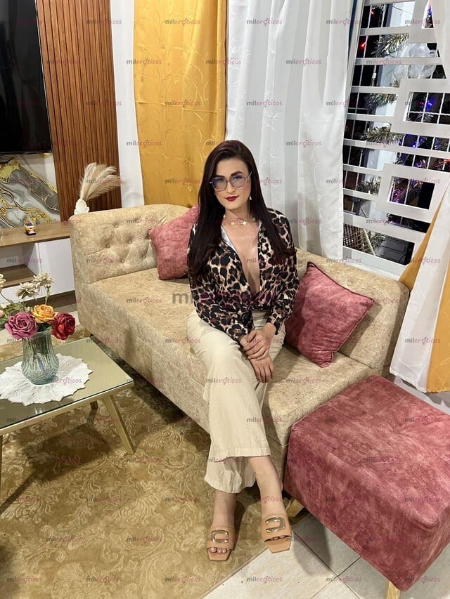 FOTOS DE EXÓTICA Y SEDUCTORA HERMOSA TRANS CON GRANDES ATRIBUTOS Y UNA ELEGANTE FORMA DE