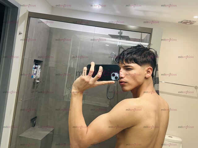 FOTOS DE HOLA SOY CHARLY Y SOY APERLADO ,MIDO 1.74 ,PESO 58KG SOY DELGADO