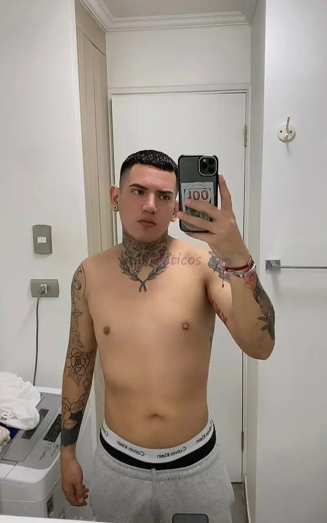 Hola soy erick bien dotado de 21 cm mi atencion es sin apuros morbo caricias masajes poses las q tu elijas fetiches trato de pareja solo hago un solo...