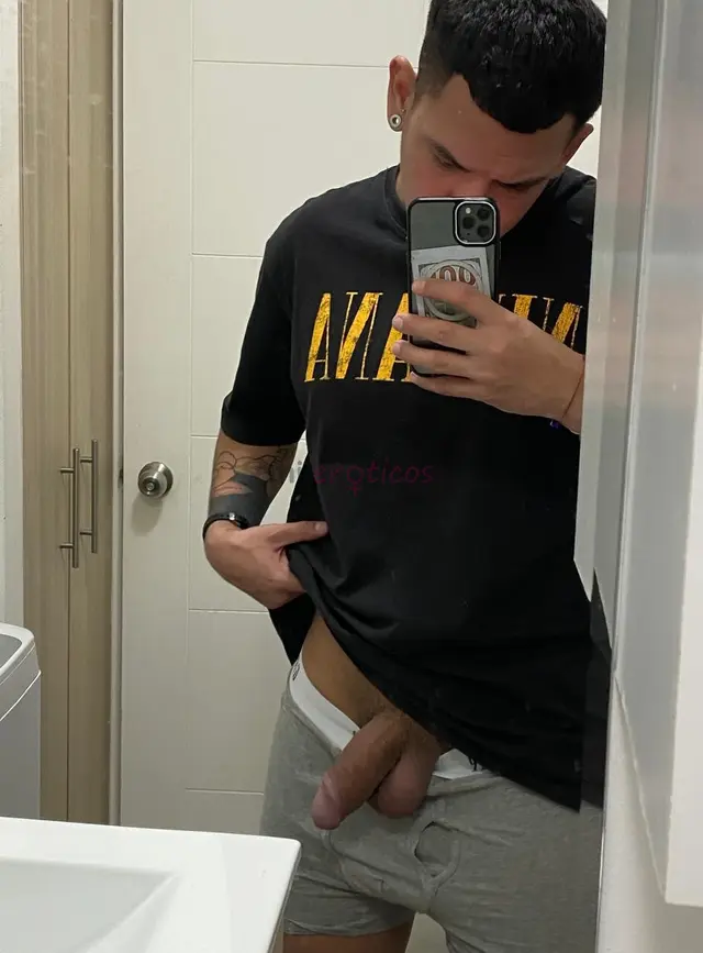 Hola soy erick bien dotado de 21 cm mi atencion es sin apuros morbo caricias masajes poses las q tu elijas fetiches trato de pareja solo hago un solo...