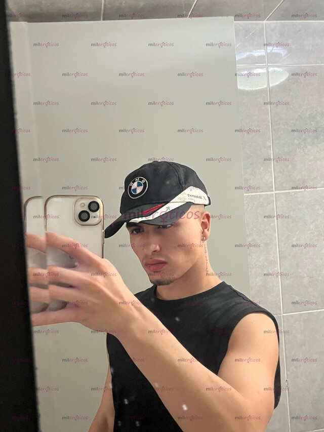 FOTOS DE JOVEN CURIOSO MASCULINO DE MENTE ABIERTA