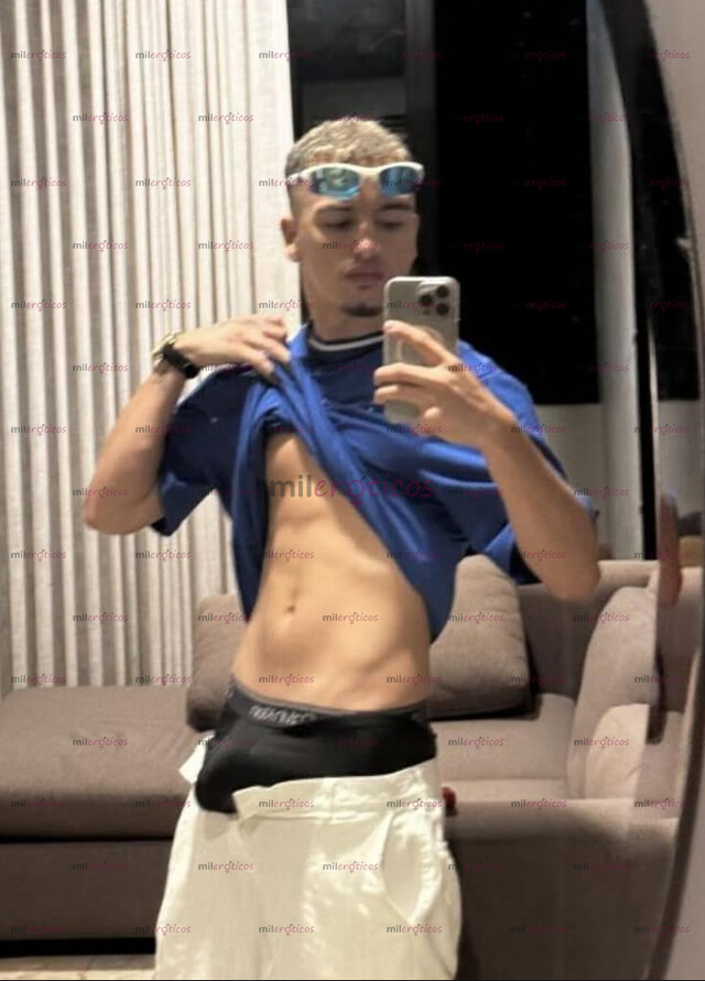 FOTOS DE JOVEN CURIOSO MASCULINO DE MENTE ABIERTA