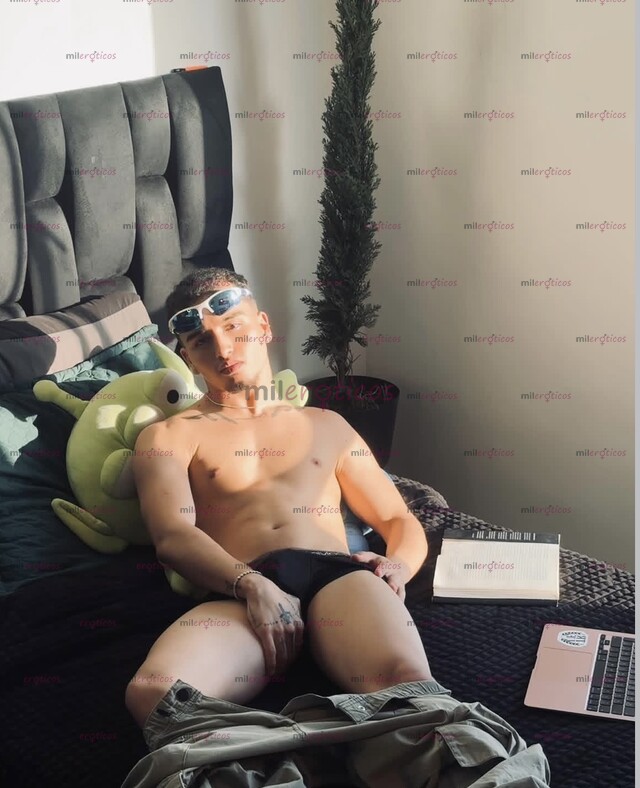 FOTOS DE JOVEN CURIOSO MASCULINO DE MENTE ABIERTA