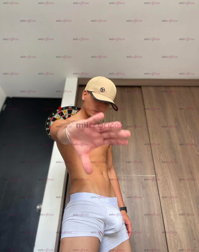 FOTOS DE JOVEN CURIOSO MASCULINO DE MENTE ABIERTA