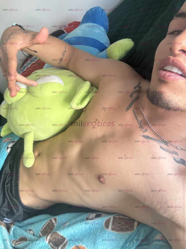 FOTOS DE JOVEN CURIOSO MASCULINO DE MENTE ABIERTA